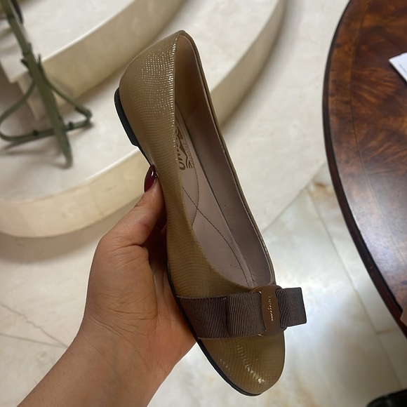 SALVATORE FERRAGAMO PATENT LEATHER VARINA 1cm ECRU ELEPHANT FLATS - Picture 3 of 6